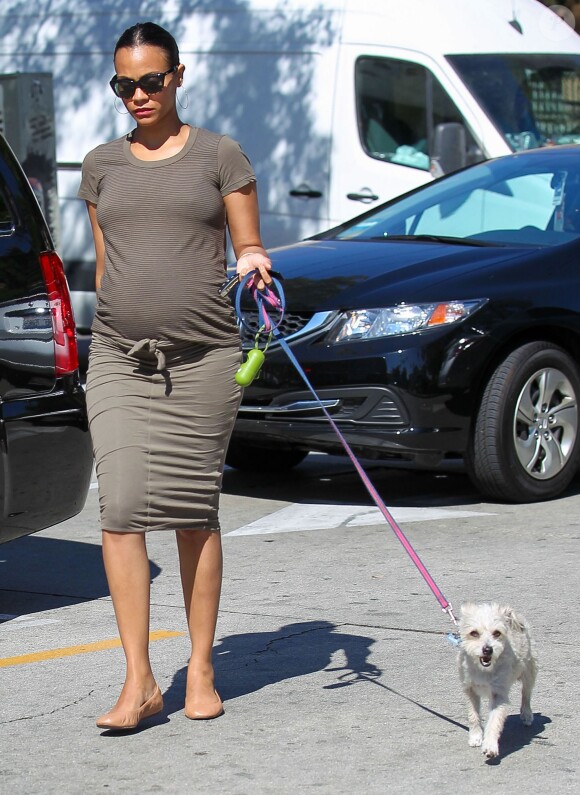 Zoe Saldana, enceinte, promène son chien à Hollywood, le 5 septembre 2014.