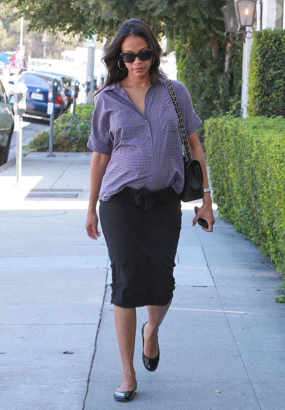 Zoe Saldana, enceinte, se rend à un rendez-vous à Hollywood, le 27 août 2014.