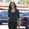 Zoe Saldana, enceinte, promène son chien à Beverly Hills, le 20 août 2014.