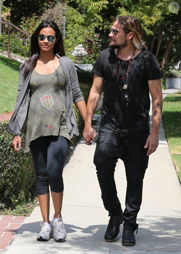 Zoe Saldana, enceinte, et son mari Marco Perego se promènent main dans la main à Beverly Hills, le 19 août 2014.