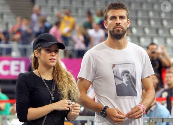 La chanteuse Shakira, enceinte, et son compagnon Gerard Piqué assistent au quart de finale de la coupe du monde de basket entre la Slovénie et les États-Unis à Barcelone en Espagne le 9 septembre 2014.