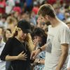 Shakira, enceinte, et son amoureux Gerard Piqué assistent au quart de finale de la coupe du monde de basket entre la Slovénie et les États-Unis à Barcelone en Espagne le 9 septembre 2014.