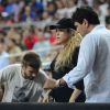 Shakira, enceinte, et son compagnon Gerard Piqué assistent au quart de finale de la coupe du monde de basket entre la Slovénie et les États-Unis à Barcelone en Espagne le 9 septembre 2014.
