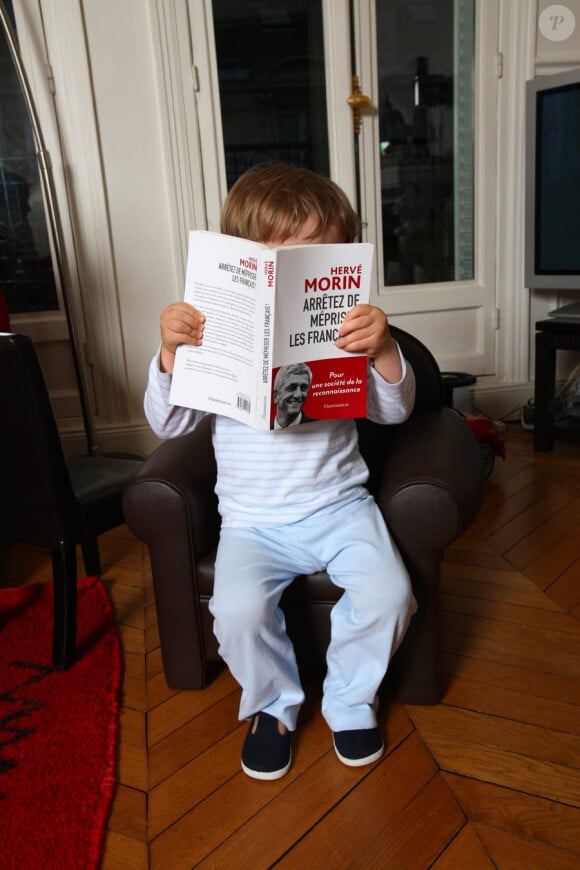 Jules, 2 ans et demi et déjà passionné par le livre de son papa, Hervé Morin, mai 2011. Toute reproduction interdite.