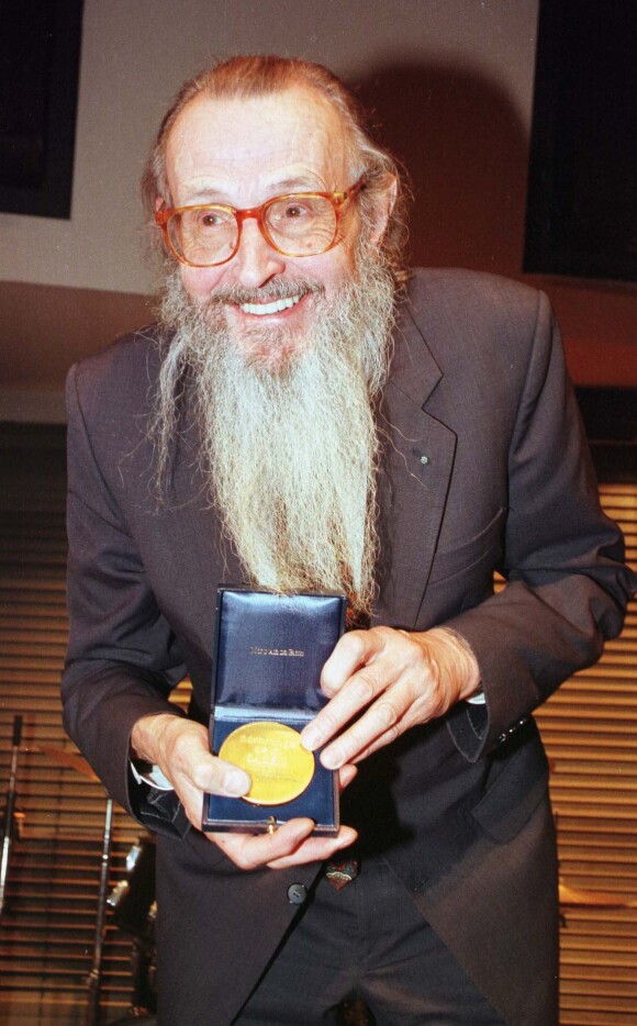 Antoine Duhamel récompensé par la Sacem, à Paris, le 4 décembre 1997.
