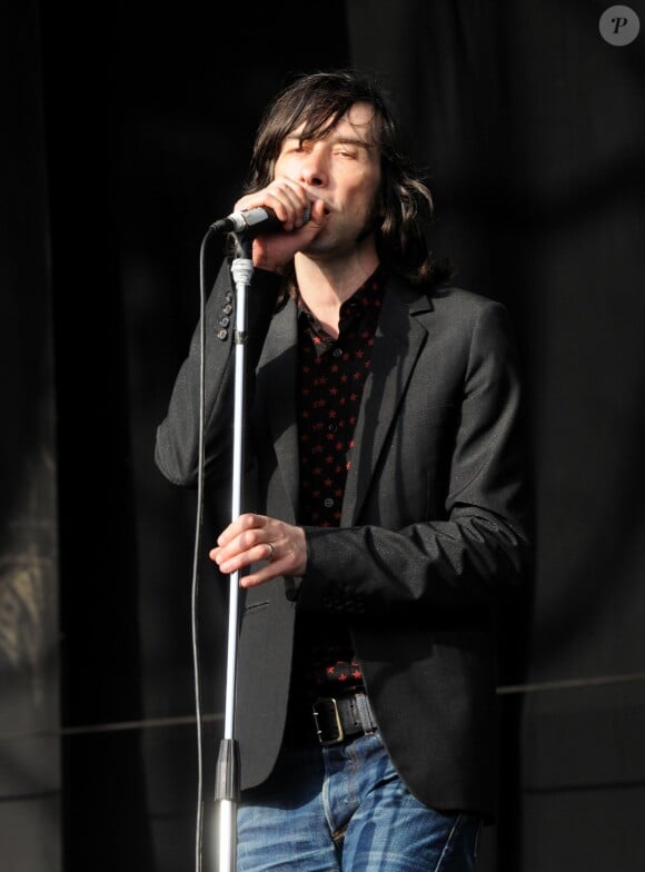 Bobby Gillespie leader du groupe Primal Scream en concert dans le Kent, le 6 juillet 2008.