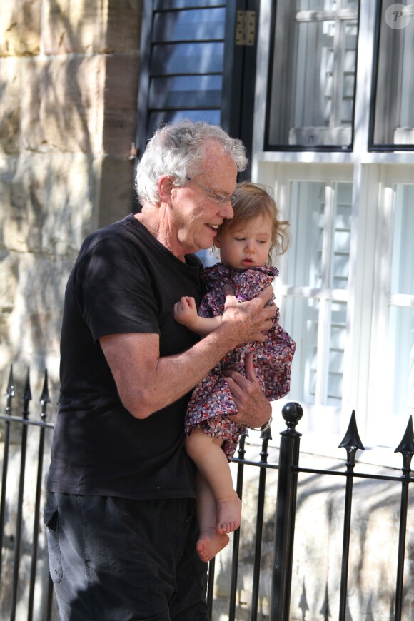 Le père de Nicole Kidman, Antony, avec sa petite-fille Sunday Rose, à Sydney en Australie le 19 décembre 2009