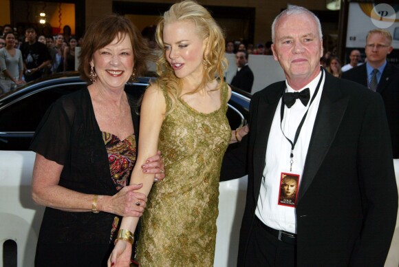 Nicole Kidman et ses parents Janelle et Antony lors de l'avant-première du film Retour à Cold Mountain le 17 décembre 2003
