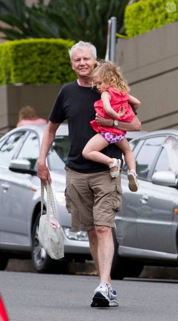 Anthony Kidman, père de Nicole, avec sa petite-fille Sunday Rose à Sydney en Australie le 18 décembre 2010