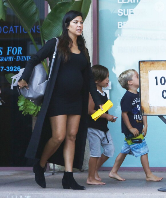 Exclusif - Kourtney Kardashian, enceinte et de sortie à Malibu, avec son fils Mason. Le 11 septembre 2014.