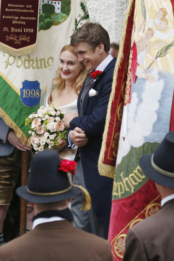 Les mariés radieux à la sortie de l'église. Mariage de la princesse Maria Theresia von Thurn und Taxis et d'Hugo Wilson en l'église St Joseph de Tutzing, en Bavière (Allemagne), le 13 septembre 2014.