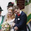 Les mariés radieux à la sortie de l'église. Mariage de la princesse Maria Theresia von Thurn und Taxis et d'Hugo Wilson en l'église St Joseph de Tutzing, en Bavière (Allemagne), le 13 septembre 2014.