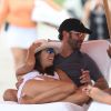 Eva Longoria et son compagnon Jose Antonio Baston discutent avec Serena Williams sur une plage lors de leurs vacances à Miami, le 13 septembre 2014.