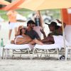 Eva Longoria et son compagnon Jose Antonio Baston discutent avec Serena Williams sur une plage lors de leurs vacances à Miami, le 13 septembre 2014.