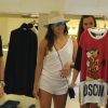 Eva Longoria et son compagnon Jose Antonio Baston font du shopping lors de leurs vacances à Miami, le 13 septembre 2014.