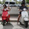 Eva Longoria et son compagnon Jose Antonio Baston vont faire du scooter lors de leurs vacances à Miami, le 13 septembre 2014.