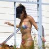 Eva Longoria ese détend au bord d'une piscine à Miami le 14 septembre 2014.