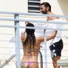 Eva Longoria et son petit ami Jose Antonio Baston se détendent au bord d'une piscine à Miami le 14 septembre 2014.