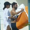 Eva Longoria et son petit ami Jose Antonio Baston se détendent au bord d'une piscine à Miami le 14 septembre 2014.