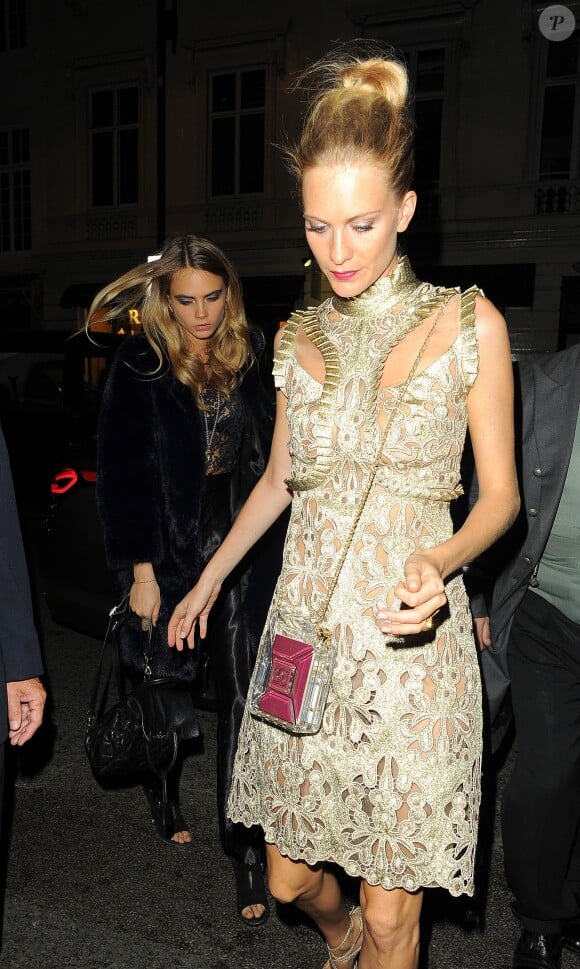 Cara Delevingne et sa soeur Poppy rentrent au Claridges Hotel à Londres, le 15 septembre 2014.