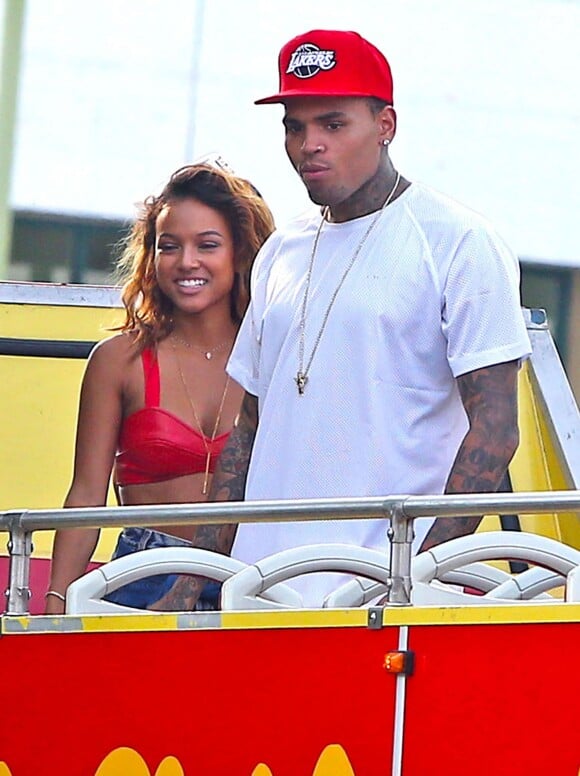 Chris Brown fait la promotion de son dernier album "X" accompagné de sa petite amie Karrueche Tran à Los Angeles le 16 septembre 2014. Singer Chris Brown and his on-again girlfriend Karrueche Tran join his street team to promote his new album 'X' in Los Angeles, California on September 16, 2014. Chris and his crew rode around on a Star Line Tour bus and made stops along the way to pose with fans. Singer Omarion was also spotted out and stopped to chat with Chris.16/09/2014 - Los Angeles