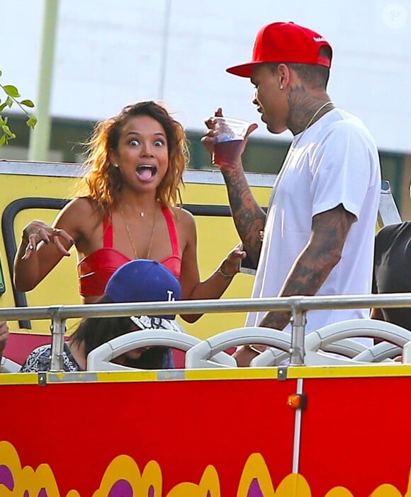 Chris Brown en pleine promotion de son nouvel album, X, se promène à Los Angeles à bord d'un bus StarLine. Le 16 septembre 2014.