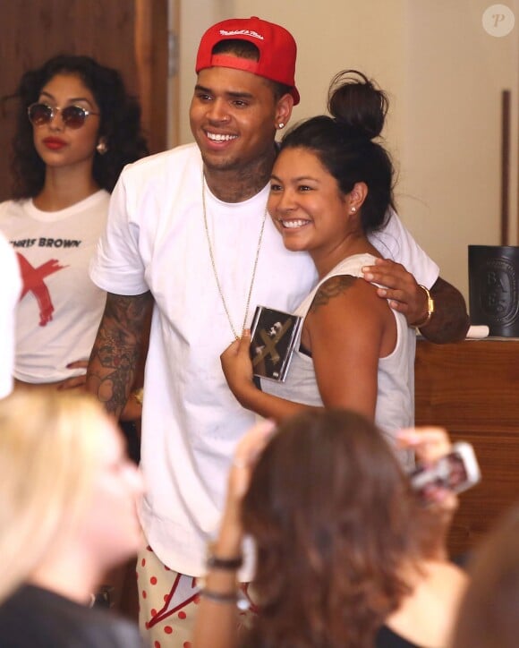 Chris Brown rencontre des fans à Los Angeles, le jour de la sortie de son nouvel album. Le 16 septembre 2014.