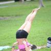Exclusif - Lisa Opie fait du yoga avec son amie Stefania dans un parc à Miami, le 14 septembre 2014.