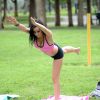 Exclusif - Lisa Opie fait du yoga avec son amie Stefania dans un parc à Miami, le 14 septembre 2014.
