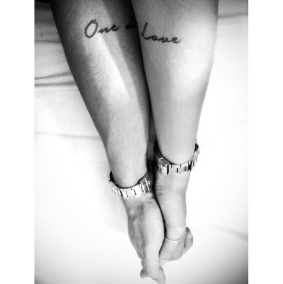Alizée et Grégoire Lyonnet, son compagnon, se sont fait tatouer les mots "one love" sur l'avant-bras. Septembre 2014.
