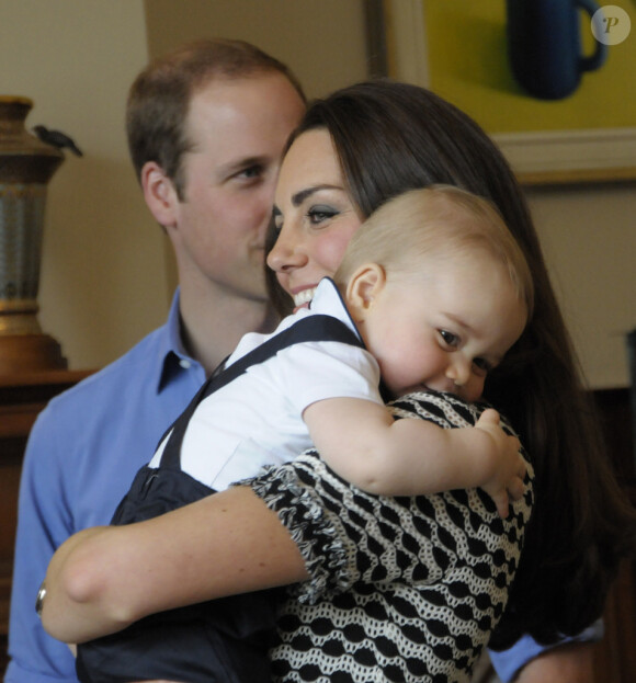 La duchesse Catherine avec son fils le prince George de Cambridge dans les bras le 9 avril 2014 en Nouvelle-Zélande.