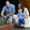 Kate Middleton et le prince William avec le prince George de Cambridge au Zoo de Taronga, à Sydney, le 20 avril 2014 lors de leur tournée en Océanie.
