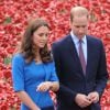 Kate Middleton et le prince William visitant une installation de coquelicots commémorant la Première Guerre mondiale, au pied de la Tour de Londres, le 5 août 2014.