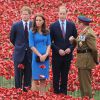 Kate Middleton et le prince William visitant une installation de coquelicots commémorant la Première Guerre mondiale, au pied de la Tour de Londres, le 5 août 2014.
