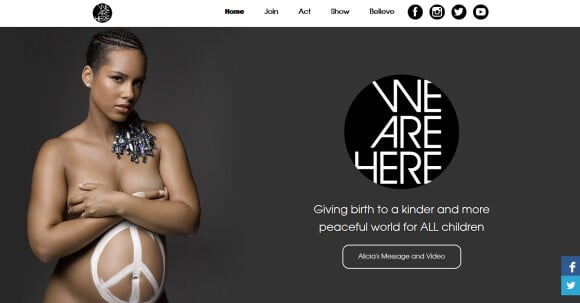 Alicia Keys, nue sur la frontpage du site WeAreHereMovement.com, le mouvement lancée par la chanteuse pour soutenir différentes organisations carritatives et civiques.