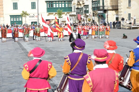 Le prince William a assisté à une reconstitution historique en visite à La Valette, à Malte, le 20 septembre 2014 dans le cadre de sa visite officielle, en remplacement de son épouse Kate Middleton, pour le cinquantenaire de l'indépendance de Malte.