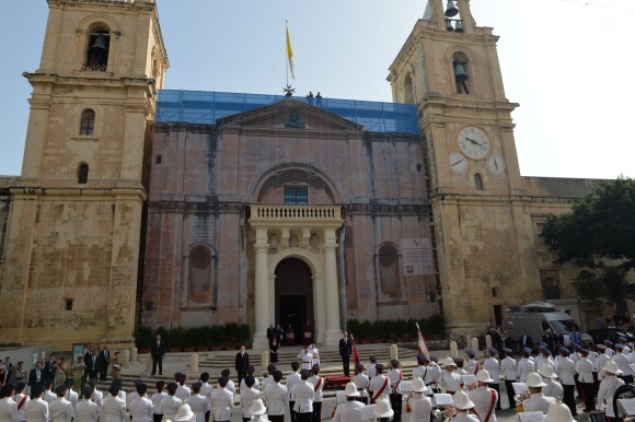 Le prince William à la sortie de la cathédrale Saint Jean à La Valette, à Malte, le 20 septembre 2014 dans le cadre de sa visite officielle, en remplacement de son épouse Kate Middleton, pour le cinquantenaire de l'indépendance de Malte.