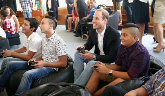 Le prince William joue avec des jeunes à Vittoriosa, à Malte, le 21 septembre 2014, remplaçant son épouse Kate Middleton en visite officielle dans le cadre du cinquantenaire de l'indépendance de l'archipel méditerranéen.