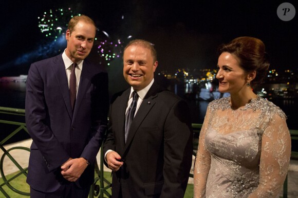 Le prince William regarde un feu d'artifice à La Valette, à Malte, le 20 septembre 2014, remplaçant son épouse Kate Middleton en visite officielle dans le cadre du cinquantenaire de l'indépendance de l'archipel méditerranéen.