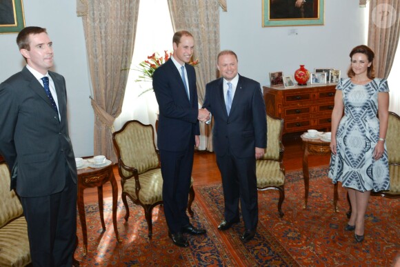 Le prince William avec le Premier ministre Joseph Muscat en visite à La Valette, à Malte, le 20 septembre 2014, remplaçant son épouse Kate Middleton en visite officielle dans le cadre du cinquantenaire de l'indépendance de l'archipel méditerranéen.