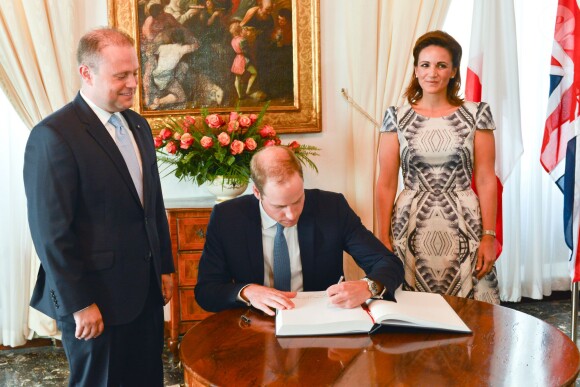 Le prince William avec le Premier ministre Joseph Muscat en visite à La Valette, à Malte, le 20 septembre 2014, remplaçant son épouse Kate Middleton en visite officielle dans le cadre du cinquantenaire de l'indépendance de l'archipel méditerranéen.