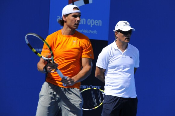 Rafael Nadal à l'entraînement sous les yeux de son oncle Toni à l'Open d'Australie, le 17 janvier 2011 à Melbourne