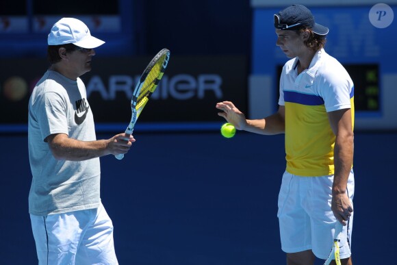 Rafael Nadal s'entraîne sous les ordres de son oncle Toni Nadal lors de l'Open d'Australie, le 17 janvier 2009 à Melbourne