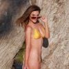 Chelsea Heath, en bikini jaune lors d'une séance photo sexy pour la marque 138 Water sur une plage de Malibu. Le 22 septembre 2014.