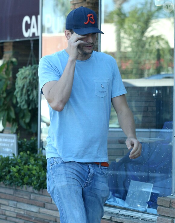 Ashton Kutcher et Mila Kunis (enceinte) sont allés déjeuner avec des amis à Studio City, le 21 septembre 2014.