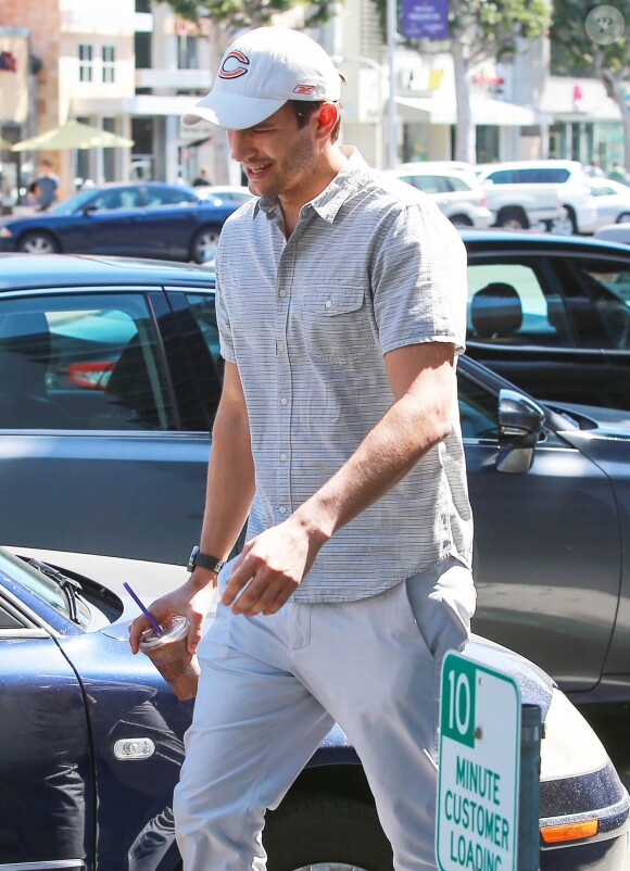 Ashton Kutcher se promène à Beverly Hills le 16 septembre 2014.