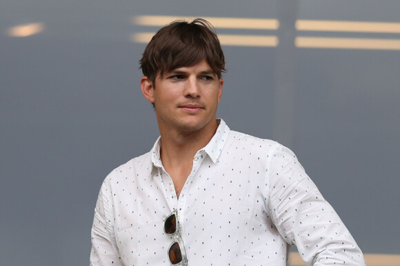 Ashton Kutcher assiste à la victoire de l'Allemagne sur le Brésil lors de la coupe du monde de football à Belo Horizonte au Brésil le 8 juillet 2014.