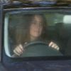 Kate Middleton quittant le domicile parental à Bucklebury, dans le Berkshire, le 19 novembre 2010, trois jours après l'annonce de ses fiançailles avec le prince William.