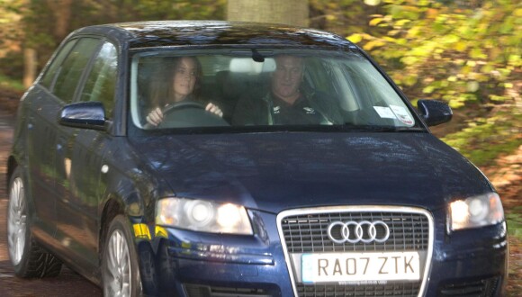 Kate Middleton quittant le domicile parental à Bucklebury, dans le Berkshire, le 19 novembre 2010, trois jours après l'annonce de ses fiançailles avec le prince William.