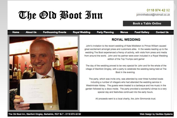 John Haley, propriétaire du pub The Old Boot Inn, à Bucklebury, avec son invitation pour le mariage de Kate Middleton et du prince William, en 2011. Capture d'écran du site officiel